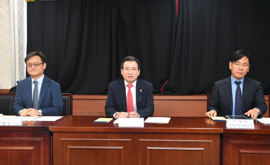 김용범(가운데) 기획재정부 차관이 12일 정부서울청사에서 열린 '인구정책 전문가 간담회'에서 발언을 하고 있다.    기획재정부 제공